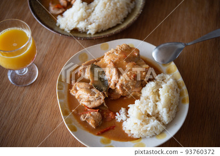 加蓬共和國的傳統食品“雞 Muamba” 加蓬共和國的傳統食品“雞 Muamba” 93760372