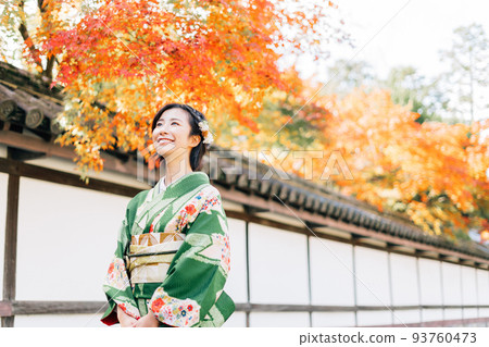 一個穿著和服走在京都秋葉里的女人 93760473