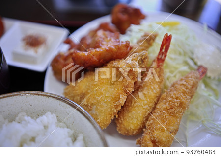 公共餐廳的混合蒼蠅套餐 93760483