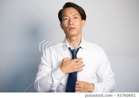 展望未來和調整他的領帶的商人 93760601