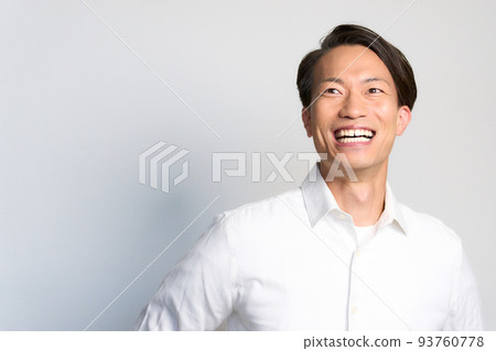一個穿著白襯衫微笑的年輕人 93760778