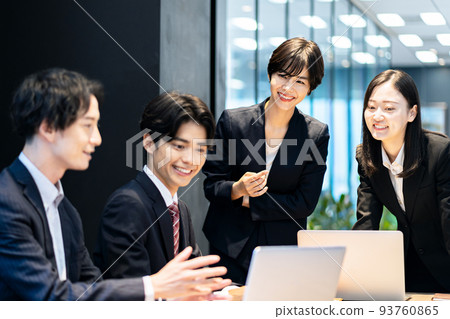 在會議上聊天的商務人士 93760865