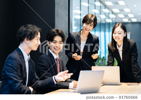 在會議上聊天的商務人士 93760866