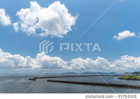 Summer sky and sea Gamagori City, Aichi Prefecture 93761026