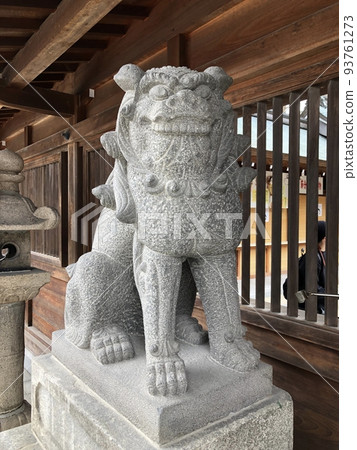 White Komainu standing at Kushida Shrine 93761273