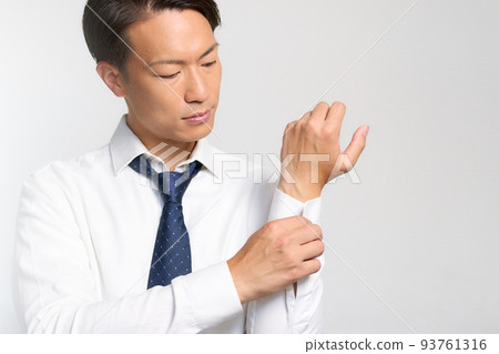 商人換衣服係好袖扣 93761316
