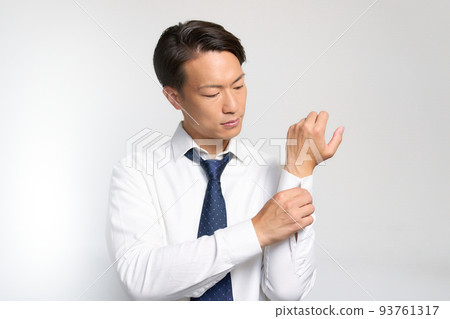 商人換衣服係好袖扣 93761317