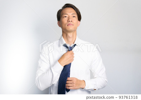 展望未來和調整他的領帶的商人 93761318