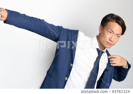 一個商人，他把手伸開，把袖子穿過夾克 93761324