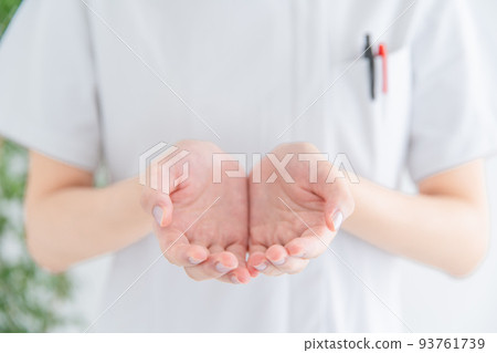 穿著白大衣的女人的手 93761739