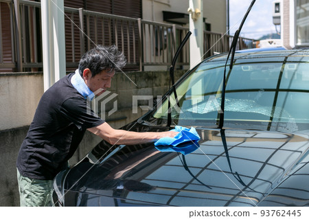 A man who washes cars 93762445