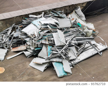 A pile of aluminum scrap. 93762710