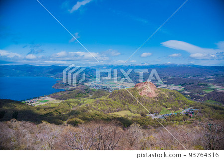 Showa Shinzan overlooking Mt. Usu, Lake Toya on the left, Orofure Pass in the distance 93764316