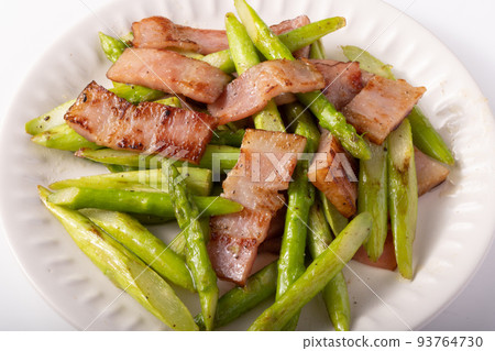 Stir-fried asparagus and bacon 93764730