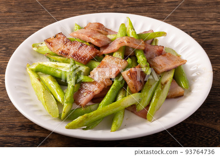 Stir-fried asparagus and bacon Stir-fried asparagus and bacon 93764736