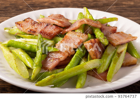 Stir-fried asparagus and bacon Stir-fried asparagus and bacon 93764737