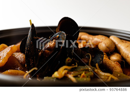 白色背景上的白眼湯 93764886