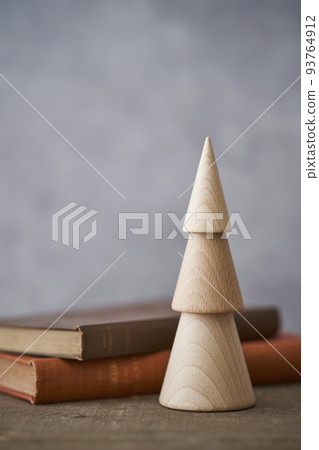 斯堪的納維亞簡單的桌面聖誕樹 93764912