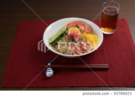 We started cold Chinese food We started cold Chinese food 93766025