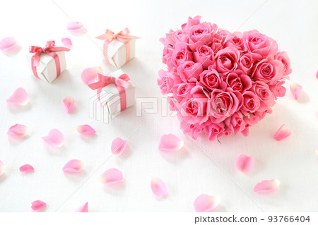 粉紅色噴霧玫瑰花束的心形排列 93766404