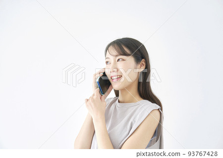 一個女人用白色背景的智能手機打電話 93767428