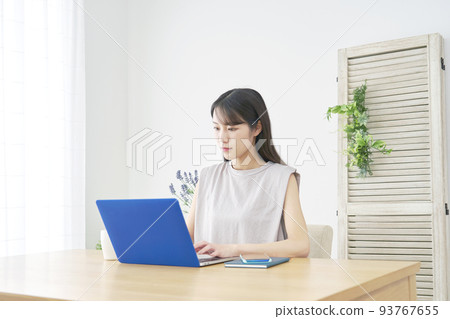 在客廳裡使用筆記本電腦的女士 93767655