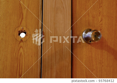 門把手破損的門（管狀鎖） 93768412