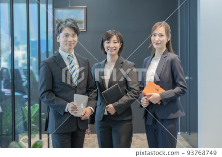 西裝的業務團隊在最先進的辦公室工作 93768749