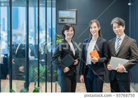 在私人銀行工作的執行團隊 在私人銀行工作的執行團隊 93768750