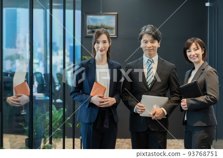 西裝的業務團隊在最先進的辦公室工作 西裝的業務團隊在最先進的辦公室工作 93768751