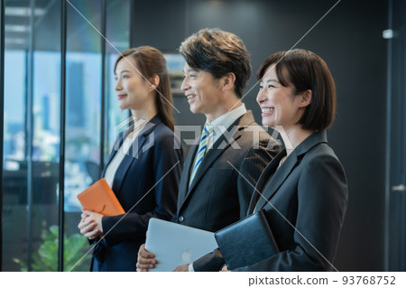 西裝的業務團隊在最先進的辦公室工作 西裝的業務團隊在最先進的辦公室工作 93768752