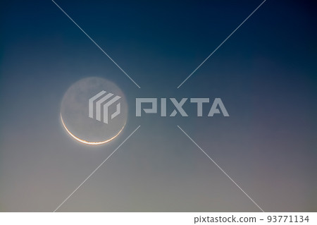 Thin crescent with earthshine 93771134