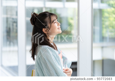 Female college student 93772083