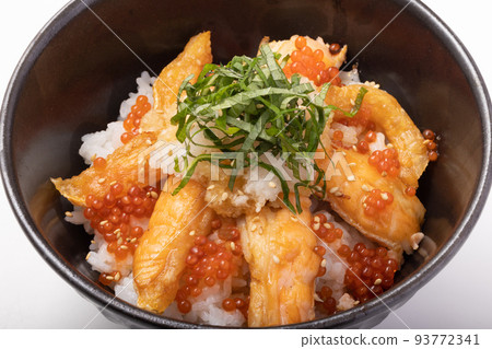 三文魚肚蓋飯（三文魚子、蘿蔔泥、青紫蘇、芝麻） 93772341