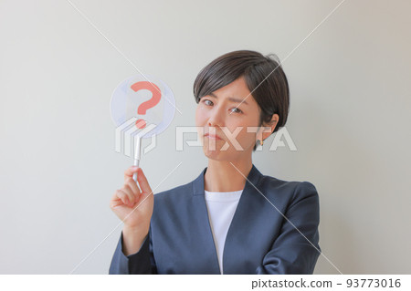 A woman who brings a plate of Hatena and thinks 1 93773016