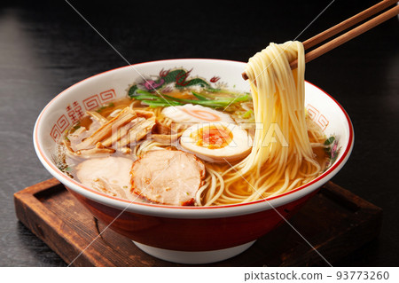 醬油拉麵 93773260