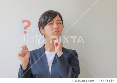 一個女人拿著一個 Hatena 盤子，把手放在下巴上 1 93773312
