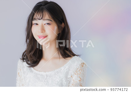 一個穿著白色連衣裙的女人 一個穿著白色連衣裙的女人 93774172
