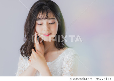 一個穿著白色連衣裙的女人 一個穿著白色連衣裙的女人 93774173