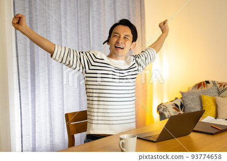 晚上在家工作在客廳 93774658