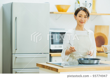 廚房裡的女人 廚房裡的女人 93774947