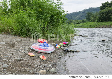 [Playing in the water in Nakatsugawa in summer] 93774965