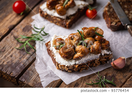 toast with cream cheese and mushroom 93776454