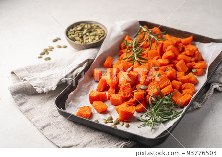 Oven baked pumpkin slices 93776503