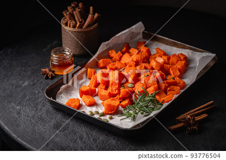 Oven baked pumpkin slices 93776504