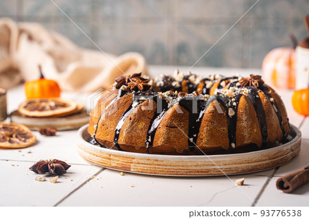 Pumpkin bundt cake 93776538