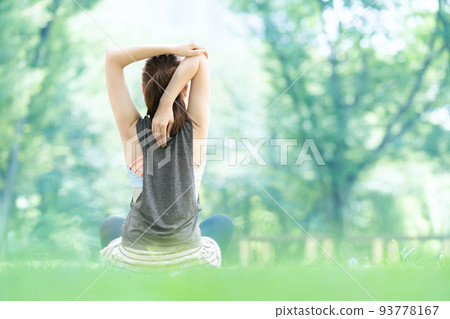 做瑜伽的婦女舒展在公園 93778167