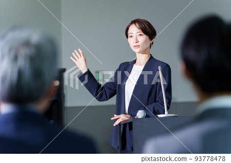 Business woman talking at a seminar 93778478