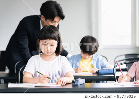 在補習班學習的小學生 93779029