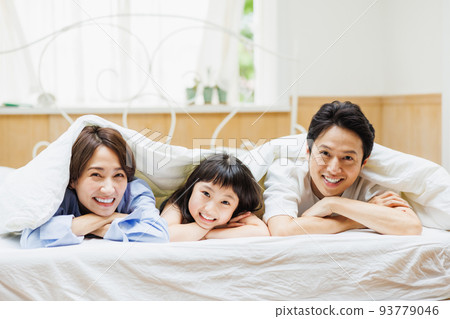 Parents and children spending time in bed Parents and children spending time in bed 93779046